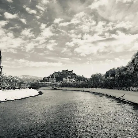 Piano At Salzach River With Original Arquitecture Apartment